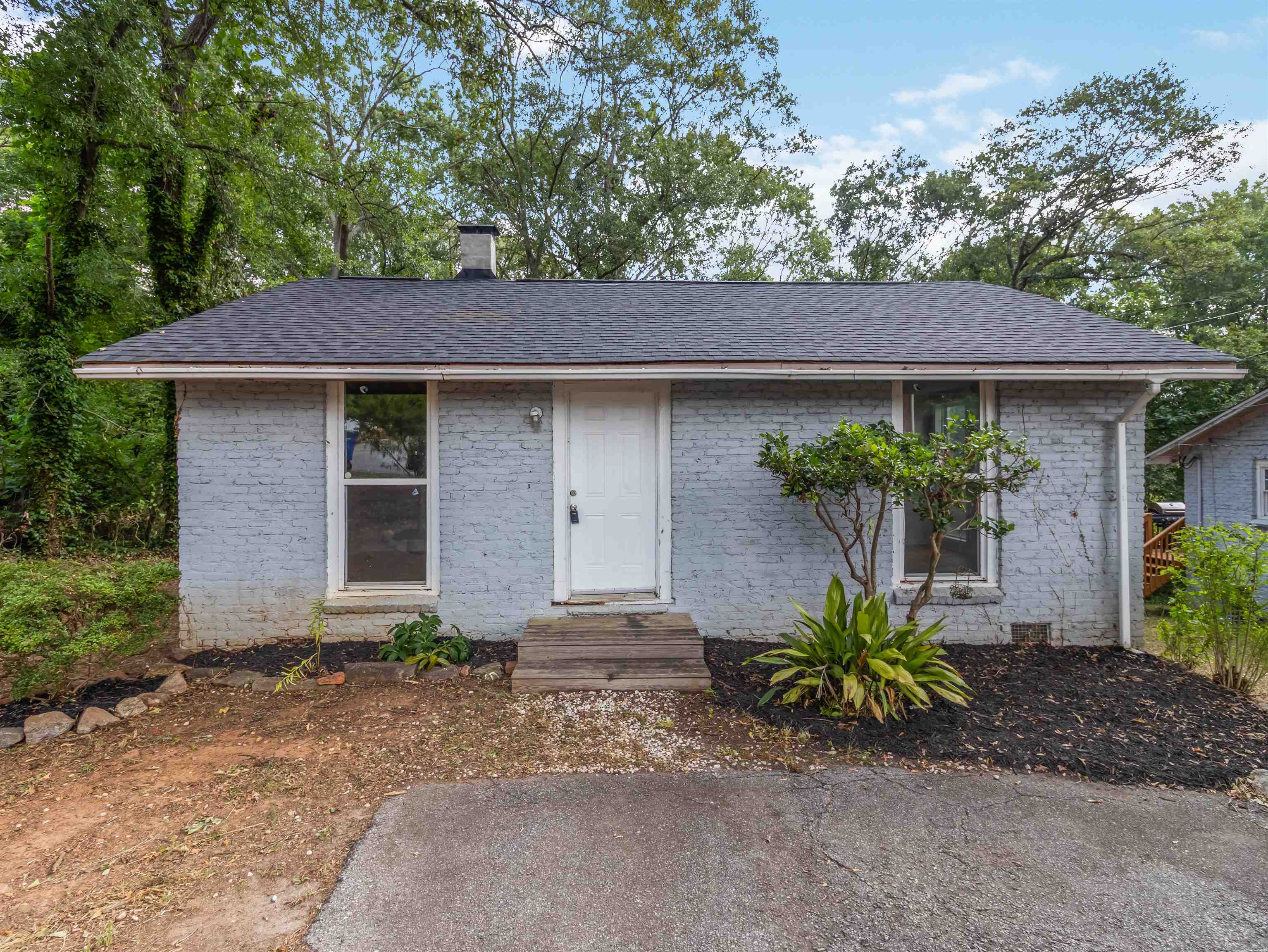 100 Helen St