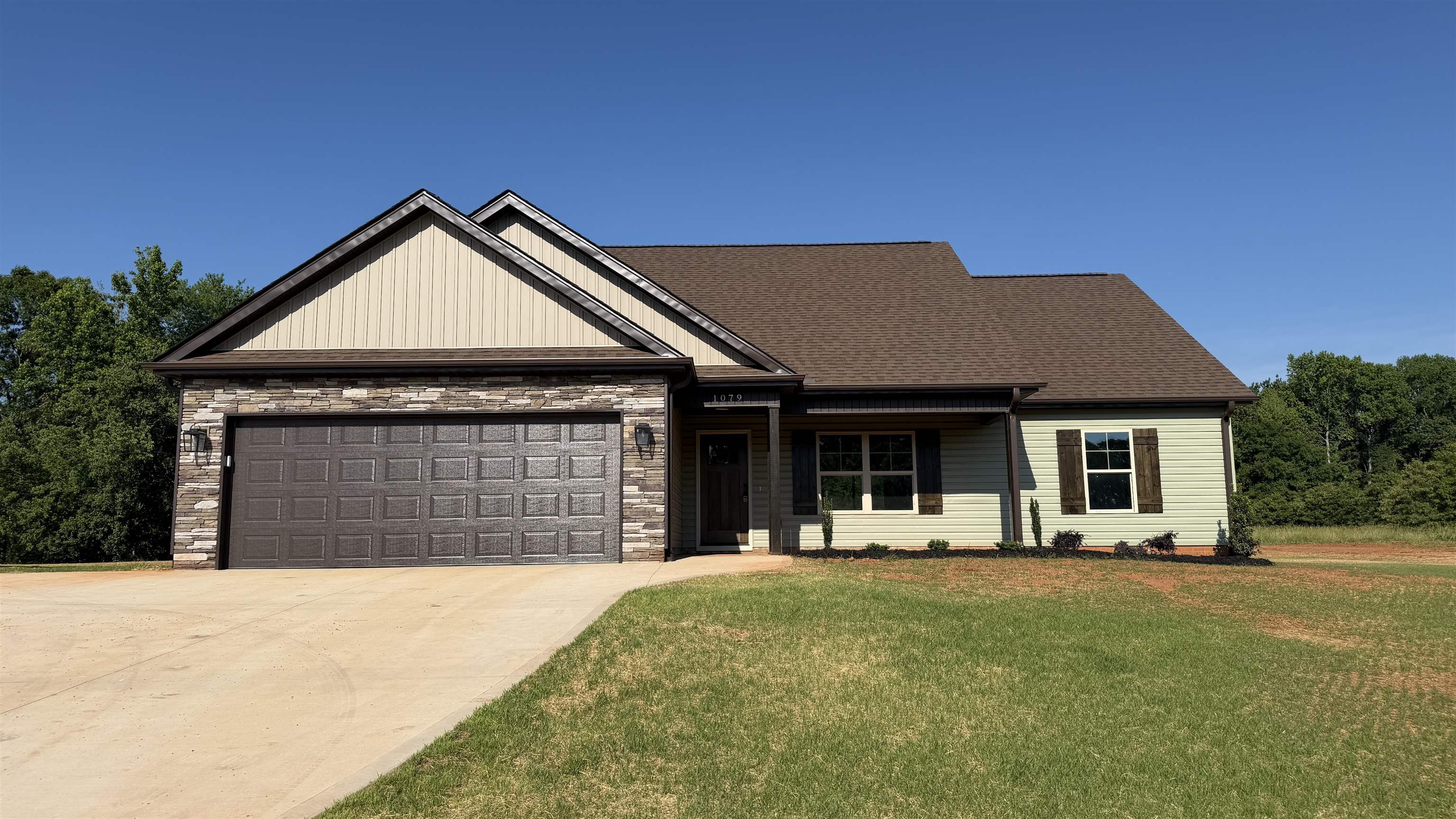 1079 N Green River